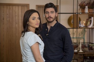 بالصور: مسلسل 'بلحظة'... الحب تحت سيف الثأر في شهر رمضان