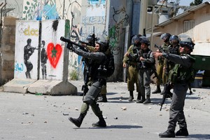 قوات إسرائيلية تعتقل 10 فلسطينيين من الضفة الغربية