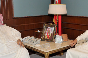 وزير الخارجية يتسلم كتيب 'نظام الإحالة الوطني لضحايا الاتجار بالأشخاص' من العبسي