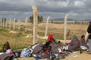 المغرب والجزائر يتبادلان استدعاء السفراء لخلاف بشأن لاجئين سوريين