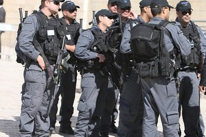 اسرائيل تغلق ملف التحقيق في قيام شرطي باطلاق النار على فتاتين فلسطينيتين