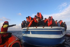 غرق زورق مهاجرين قبالة جزيرة ليسبوس اليونانية ومصرع 8