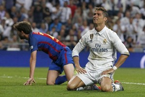 بالفيديو... ميسي يسجل ورونالدو يتحسر ويصرخ ويشتم!