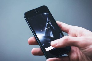 'أوبر' حاولت خداع أبل لكنها كُشفت وهُددت بحذف تطبيقها من 'آب ستور' نهائيا