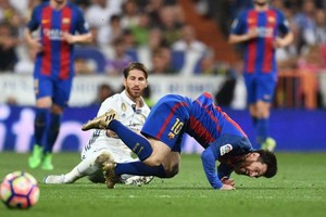 بالفيديو... كيف حاول راموس إبعاد ميسي عن أجواء الكلاسيكو؟