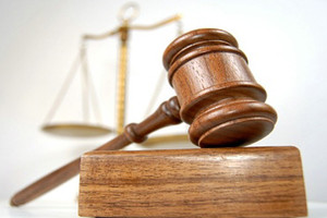 الكويت... طبيب متهم يسعف قاضيه المأزوم قلبياً