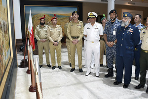 البحرين : وفد من كلية الدفاع الوطني الباكستاني يزور المتحف العسكري