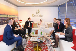 طيران الإمارات تستقبل وفدين حكوميين خلال معرض سوق السفر العربي