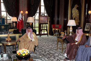 البحرين : العاهل يستقبل ملك إسبانيا السابق ويستعرضان علاقات التعاون بين البلدين