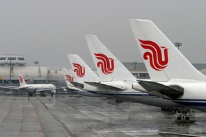 الصين تدشن أول حاملة طائرات محلية الصنع