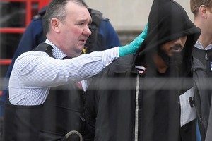 بالصور... الشرطة البريطانية تلقي القبض على رجل في واقعة بوسط لندن