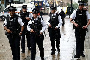 شرطة لندن تلقي القبض على رجل يحمل سكاكين قرب مقر رئيسة الوزراء