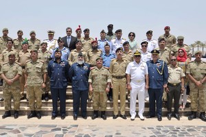 البحرين : وفد كلية الدفاع الوطني الباكستاني يزور الحرس الوطني   