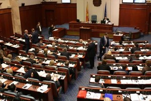 الشرطة في مقدونيا تستخدم قنابل الصوت لتفريق المحتجين أمام البرلمان