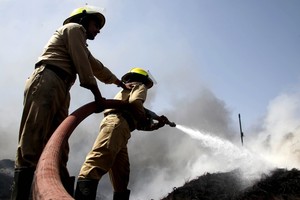 النيران تلتهم أكثر من 20 متجراً وأحد الفنادق في جنوب باكستان