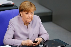 ميركل: مفاوضات خروج بريطانيا يجب أن تستهل بالحديث عن فرض التزامات مالية على لندن