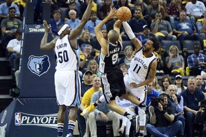 بالفيديو... سبيرز ورابتورز إلى الدور الثاني من بلاي أوف الـ'NBA'