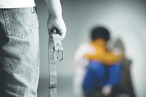 أب يتسبب بعاهة 100% لابنه... والسبب؟