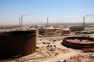 النفط يصعد بفعل احتمال تمديد خفض أوبك لكن يواجه خسائر أسبوعية