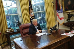 ترامب يرغب في مراجعة الحظر على أنشطة التنقيب البحرية عن النفط والغاز