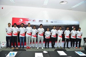 بالصور... الجدية والحماس في أول ايام أكاديمية السائقين الشباب الخليجيين