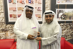 'الهملة الثقافية' تكرم 'الوسط' لتغطيتها حفل الزواج الجماعي العاشر