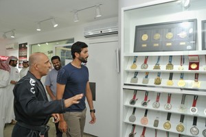 بالصور... ناصر بن حمد يؤكد مواصلة دعم المراكز والأندية للارتقاء بالألعاب القتالية