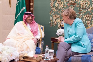 ولي العهد السعودي يبحث مع ميركل سبل تعزيز العلاقات الثنائية بين السعودية وألمانيا