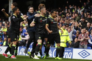 بالفيديو... تشلسي يقسو على إيفرتون بثلاثية ويقترب من لقب الدوري الإنجليزي