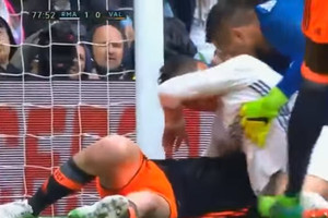 بالفيديو... لحظة نجاة رونالدو من إصابة خطيرة