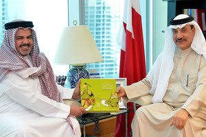 حميدان يستلم النسخة الثالثة من كتاب 'مما رأيت' في أدب الرحلات للباحث الشهابي