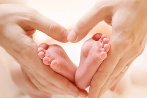 تظاهرت بأنها حامل واشترت طفلة... وأعادتها لأنها خلاسية 