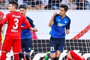 هوينه مدافع هوفنهايم يتسبب في صدمة لوالده بهدفه القاتل في شباك انتيراخت فرانكفورت