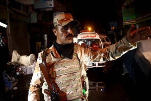 مقتل رجل أمن وإصابة 2 في اشتباكات مع مسلحين في شمال غرب باكستان