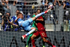 بالفيديو... ركلة جزاء مثيرة للجدل تلقي بظلالها بعد فوز لاتسيو على روما