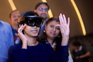 موظفو طيران الإمارات يطلعون على تقنيات رولز رويس المبتكرة