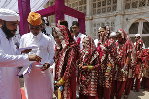 وزير هندي يقدم عصى خشبية للعرائس لاستخدامها ضد أزواجهن في حال الإساءة لهن