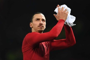 ابراهيموفيتش يخضع لجراحة ناجحة في الركبة