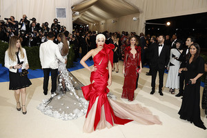 بالصور... ريتا أورا ترتدي قرطاً باهظ الثمن في حفل ميت غالا