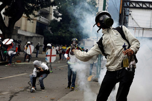 مواطنو فنزويلا يحتجون على الحكومة مع طرح أعضاء مجلس الشيوخ الأميركي عقوبات