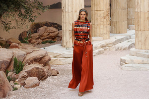 بالصور... 'شانيل كروز' تحيي روح الحضارة اليونانيّة القديمة