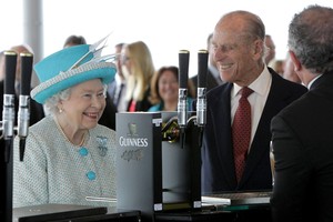 الأمير فيليب زوج الملكة إليزابيث يوقف مهامه الرسمية في الخريف 