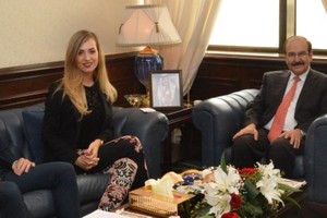 ميرزا يشيد بجهود مجموعة 'أكسفورد بزنس' في اعداد الإصدار القادم لتقريرهم حول البحرين