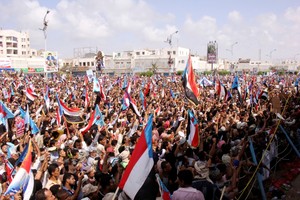 الآلاف يحتجون في اليمن ضد إقالة زعيمين من الجنوب