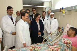 وكيل 'الصحة' تزور المريضين اللذين أجريت لهما عملية نقل وزراعة الكلى بـ 'السلمانية' 