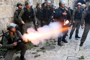 إصابة فلسطيني برصاص الجيش الإسرائيلي في الخليل جنوب الضفة الغربية 