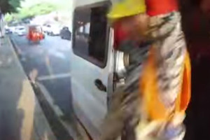 بالفيديو... حافلة صغيرة تصدم الشرطة الصينية بعد إيقافها