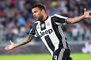 ألفيس يهاجم إدارة برشلونة ويحملهم مسئولية رحيله الصيف