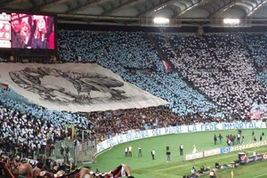 رابطة مشجعي نادي لاتسيو تعلن مسؤوليتها عن واقعة الدمى المشنوقة