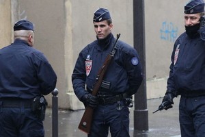 العثور على أسلحة قرب قاعدة عسكرية بعد توقيف مشتبه به في فرنسا 